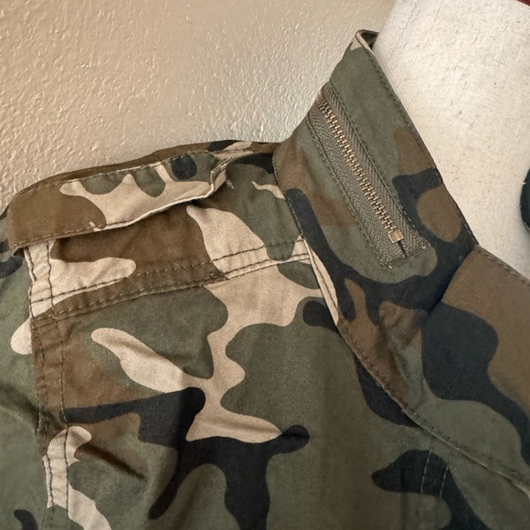 Camouflage utility jacket with button up and zip front - Picture 10 of 14
